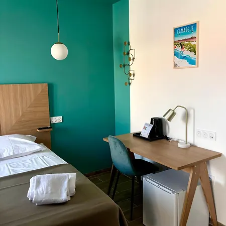 L'hotel De La ホテル 2*