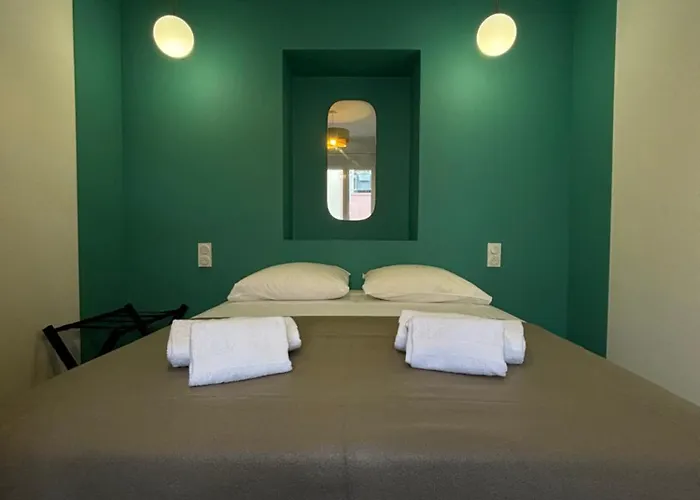מלון L'hotel De La 2*