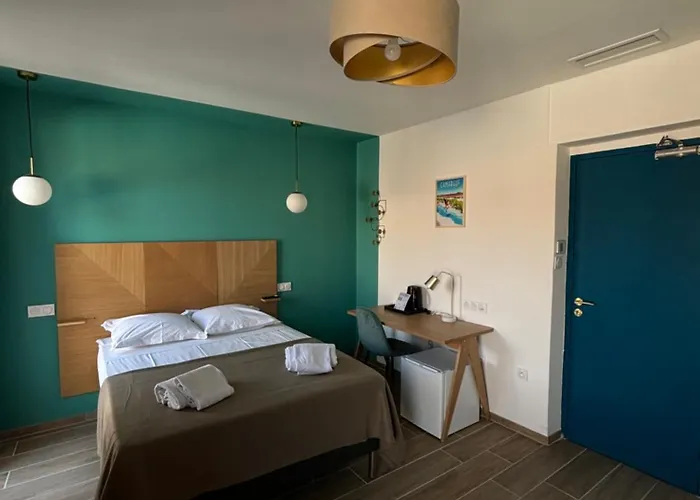 מלון L'hotel De La 2*