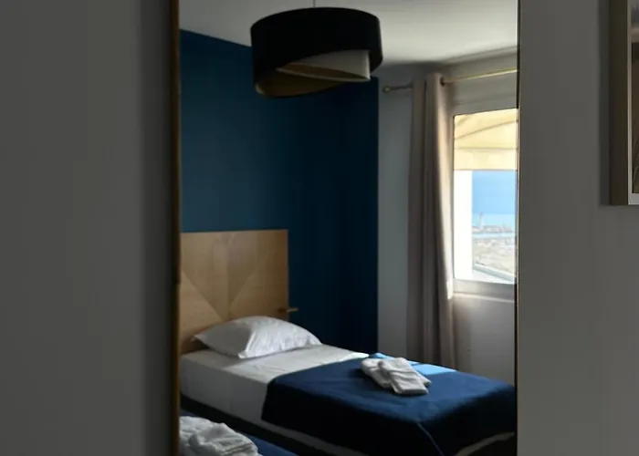 מלון L'hotel De La 2*